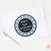 3e verjaardagsfeestje Blauwe bloemen en Polka stip Ronde Sticker (Envelop)