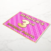 3e verjaardagsfeestje — Leuke roze harten en strep Folie Uitnodiging (Gedraaid)