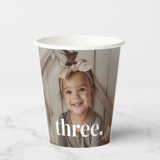 3e verjaardagsfoto - drie papieren bekers (Voorkant)