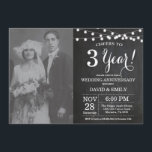 3rd Wedding Jubileum Chalkboard Foto Kaart<br><div class="desc">3de Uitnodiging van het Jubileum van de Wedding met douanefoto. Chalkboard Achtergrond. Koord lichten. Zwart-Wit. 1e, 2e, 3e, 4e, 5e, 10e, 15e, 20e, 25e, 30e, 35e, 40e, 45e, 50e, 55e, 60e, 65e, 70e, 75e, 80e, om het even welke jaren. Volwassen verjaardag. Vrouw of Man Man Birthday Party. Voor verdere aanpassing,...</div>