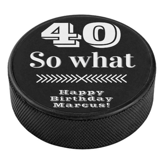 40 dus wat een grappig citaat 40ste verjaardag hockey puck (3/4)