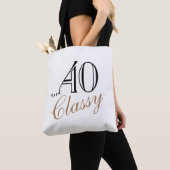 40 en Classy Elegant Black Golden Script Birthday Tote Bag (Dichtbij)