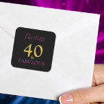 40 en Fabulous 40th Birthday, op maat gesneden Vierkante Sticker<br><div class="desc">Je bent 40 en geweldig, dus laat je het bezitten. Viel deze prachtige mijlpaal op de 40ste verjaardag met moderne elegantie en genade. Voeg jouw naam toe aan deze stijlvolle, elegante, minimalistische, veertigjarige verjaardagsfeesttypografie in Gold en roze op een zwarte achtergrond, die aangeeft dat je er inderdaad veertig en trots...</div>