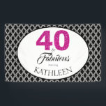 40 en Fabulous Custom 40th Birthday Spandoek<br><div class="desc">Elegant 40 en geweldige gepersonaliseerde 40e verjaardagsbanner, de woorden 40 en sassy zijn in roze glitter en zwart. U kunt deze banner met jouw naam gemakkelijk aanpassen. Overeenkomende producten zoals uitnodigingen voor 40e verjaardag en benodigdheden voor 40e verjaardag zijn verkrijgbaar in onze winkel. Als je hulp nodig hebt, kun je...</div>