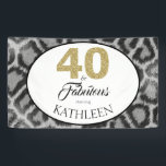 40 en Fabulous Custom 40th Birthday Spandoek<br><div class="desc">Elegant 40 en een fantastische gepersonaliseerde viertigste verjaardagsbanner, de woorden 40 en sassy zijn in gouden glitter en zwart met zwarte en witte namaakbont achtergrond. U kunt deze banner met jouw naam gemakkelijk aanpassen. Overeenkomende producten zoals uitnodigingen voor 40e verjaardag en benodigdheden voor 40e verjaardag zijn verkrijgbaar in onze winkel....</div>