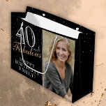 40 en Fabulous Elegant Black 40th Birthday Foto Groot Cadeauzakje<br><div class="desc">40 en Fabulous Elegant Black 40th Birthday Photo Gift Bag. 40 en fabelachtige tekst in trendy manuscript met een naam op een zwarte achtergrond. Pas het aan met uw foto,  naam en leeftijd. Het is een geweldige persoonlijke foto-cadeautas voor de verjaardag van een vrouw.</div>