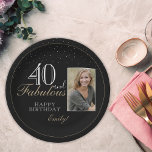 40 en Fabulous Elegant Black 40th Birthday Foto Papieren Bordje<br><div class="desc">40 en Fabulous Elegant Script Black 40th Birthday Photo Paper Bord. Het ontwerp heeft een moderne typografie 40 en Fabulous,  Happy birthday tekst en de naam in witte en gouden kleuren - personaliseer het bord. Steek je foto in de sjabloon en maak je eigen speciale party bord.</div>