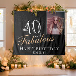 40 en Fabulous Elegant Black 40th Birthday Foto Wandkleed<br><div class="desc">40 en Fabulous Elegant Zwart 40e Verjaardag Fotowandtapijt. Geweldige achtergrond voor het 40ste verjaardagsfeest met een aangepaste foto, inspirerend en grappige quote 40 en fantastisch en tekst in trendy script met een naam. De achtergrond is zwart en de tekst is in witte en gouden kleuren. Personaliseer de achtergrond met je...</div>