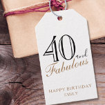 40 en Fabulous Elegant Script 40th Birthday Cadeaulabel<br><div class="desc">40 en Fabulous Elegant Script 40th Birthday Gift Labels. Zwart en gouden script op een witte achtergrond. Een geweldig cadeautje label voor een geweldige vrouw die de 40ste verjaardag viert. Personaliseer met jouw naam. U kunt het leeftijdsnummer wijzigen.</div>