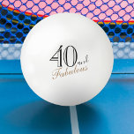 40 en Fabulous Elegant Script 40th Birthday Pingpongbal<br><div class="desc">40 en Fabulous Elegant Script 40th Verjaardag Ping Pong Ball. Het ontwerp heeft een leuke quote 40 en Fabulous in een trendy zwart-gouden script. U kunt het leeftijdsnummer wijzigen.</div>