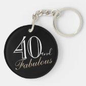 40 en Fabulous Elegant Script Black 40th Birthday Sleutelhanger (Achterkant)