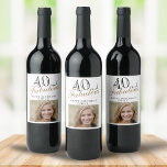 40 en Fabulous Elegant Script Photo 40th Birthday Wijn Etiket<br><div class="desc">40 en Fabulous Elegant Script Photo 40th Birthday Wine Label. Gezegde 40 en fabulous is in modern manuscript op een witte achtergrond. Maak je eigen wijnlabels voor je 40ste verjaardagsfeestje voor haar. Pas met de naam en het leeftijdsaantal aan en neem uw foto in de sjabloon op.</div>