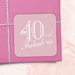 40 en Fabulous Elegant Script Pink 40th Birthday Vierkante Sticker<br><div class="desc">40 en Fabulous Elegant Script Pink 40th Birthday Sticker. Modern wit script op een wazige roze achtergrond.</div>