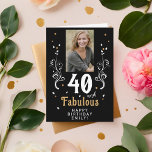 40 en Fabulous Foliage 40th Verjaardag Foto Kaart<br><div class="desc">40 en Fabulous Foliage 40th Verjaardag Fotokaart. 40 en fabelachtige tekst in trendy wit schrift met een naam en wit gebladerte op een zwarte achtergrond. Personaliseer het met je foto,  jouw naam en de leeftijd. Voeg jouw tekst toe aan de kaart of wis deze.</div>