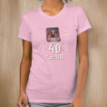 40 en Fabulous Foliage Pink Foto 40e verjaardag T-shirt<br><div class="desc">40 en Fabulous Foliage Roze Foto 40e Verjaardagsfeestje Gast van Eer T-Shirt. 40 en fabelachtige tekst in trendy wit schrift met wit gebladerte op een roze achtergrond. Personaliseer het met je foto en de leeftijd.</div>