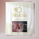 40 en Fabulous Gold Glitter 40th Birthday Foto Wandkleed<br><div class="desc">40 en Fabulous Gold Glitter Photo 40th Birthday Photo Backdrop Tapestry. Moderne verjaardagsachtergrond met trendy typografie en faux gouden glitter stippen. Het ontwerp heeft een douanefoto en een naam. Maak een gepersonaliseerde 40e verjaardagstape voor haar.</div>