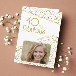 40 en Fabulous Gold Glitter Photo 40th Birthday Kaart<br><div class="desc">40 en Fabulous Gold Glitter Photo 40th Birthday Kaart. Moderne verjaardagskaart met trendy typografie en faux gouden glitter spots. Het ontwerp heeft een douanefoto en een naam. U kunt de tekst binnen wijzigen of wissen. Maak een gepersonaliseerde 40ste verjaardagskaart voor haar.</div>