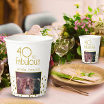 40 en Fabulous Gold Glitter Photo 40th Birthday Papieren Bekers<br><div class="desc">40 en Fabulous Gold Glitter Foto 40th Birthday Party Paper Cups. Moderne vormgeving met trendy typografie en faux gouden glitterspots. Het ontwerp heeft een douanefoto en een naam. Maak gepersonaliseerde 40e verjaardagsfeestartikelen voor haar.</div>