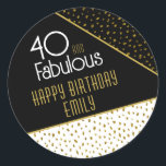 40 en Fabulous Gold Glitter Photo 40th Birthday Ronde Sticker<br><div class="desc">40 and Fabulous Black Gold Glitter Foto 40e Verjaardag Sticker. Modern en elegant design met trendy typografie en faux gouden glittervlekken op een zwart-witte achtergrond. Maak je eigen 40ste verjaardag stickers voor haar.</div>
