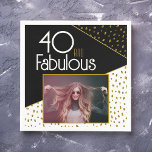 40 en Fabulous Gold Glitter Photo 40th Birthday Servet<br><div class="desc">40 en Fabulous Black Gold Glitter Foto 40e verjaardag servetten. Modern design met trendy typografie en faux gouden glittervlekken. Maak je eigen 40e verjaardagsfeestje papieren servetten voor haar.</div>