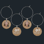 40 en Fabulous Gold Glitter Photo 40th Birthday Wijnglashanger<br><div class="desc">40 and Fabulous Gold Glitter Foto 40th Birthday Party wijn charme. Voeg je foto en leeftijd toe.</div>