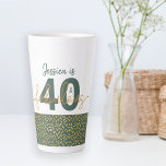 40 en Fabulous Groen en Goud Gepersonaliseerd Latte Mok<br><div class="desc">Deze elegante 40 en Fabulous Latte Mok is een handig en aantrekkelijk, gepersonaliseerd 40e verjaardagscadeau. Het ontwerp heeft een jager groene rand met gouden confetti voor een vleugje meisjesachtige glans. U kunt de voorbeeldformulering bewerken, die momenteel als volgt luidt: "Jessica is". 40 & Fabulous is geletterd in elegant gouden script...</div>