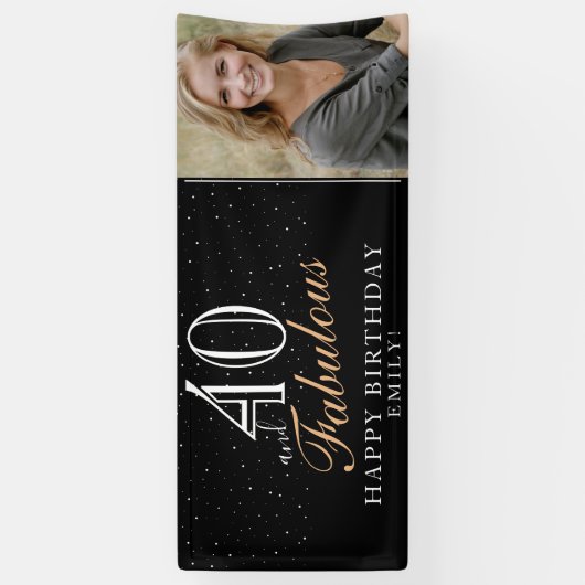 40 en Fabulous Modern Black 40th Birthday Foto Spandoek (Verticaal)