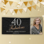 40 en Fabulous Modern Black 40th Birthday Foto Spandoek<br><div class="desc">40 en Fabulous Modern Zwart 40e Verjaardag Fotobanner. Geweldig teken voor het 40e verjaardagsfeest met een aangepaste foto, inspirerend en grappige quote 40 en fantastisch. De achtergrond is zwart en de tekst is in witte en gouden kleuren. Personaliseer het bord met je foto, jouw naam en het leeftijdsnummer, en maak...</div>