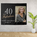 40 en Fabulous Modern Black 40th Birthday Foto Wandkleed<br><div class="desc">40 en Fabulous Modern Zwart 40e Verjaardag Fotowandtapijt. 40 en fantastische tekst in trendy script met een naam op een zwarte achtergrond. Personaliseer het met je foto,  jouw naam en het leeftijdsnummer,  en maak je eigen verjaardagsfeestbanner. Het is geweldig voor het verjaardagsfeestje van een vrouw.</div>
