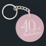 40 en Fabulous Pink Elegant Script 40th Verjaardag Sleutelhanger<br><div class="desc">40 en fabulous blush roze elegant wit script 40th birthday sleutelhanger.</div>