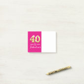 40 en prachtig roze gouden verjaardag post-it® notes (Op bureau)