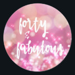 40 & Fabulous, 40th Birthday Glamor Ronde Sticker<br><div class="desc">NewParkLane - Glam uw 40e verjaardagsuitnodigingen met deze leuke, glamoureuze stickers, met citaat 'Forty & Fabulous' in een leuke, scripttypografie, tegen een roze sprankelende achtergrond. Bekijk dit collectie voor overeenkomende objecten! Heeft u specifieke persoonlijke designwensen? Neem gerust contact met mij op! Items in dit collectie zijn beschikbaar met verschillende leeftijden...</div>