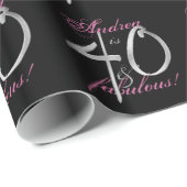 40 & Fabulous Aangepaste Naam Roze op Zwart Cadeaupapier (Rol Hoek)