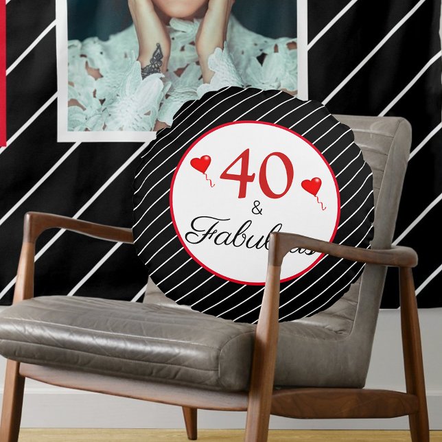 40 & Fabulous Hearts 40th Verjaardag Zwart & Strep Rond Kussen (40 & Fabulous Hearts 40th Birthday Black & Stripes Round Pillow)