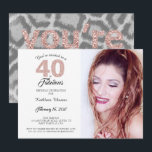 40 Fantastische 40e verjaardag Party foto uitnodig Kaart<br><div class="desc">Een chique, elegante, 40e verjaardag foto uitnodiging die u kunt personaliseren en verzenden voor uw veertigste verjaardag feest vieren. De woorden "40 and Fabulous" in roze glitter en zwart zijn ingesteld met behulp van moderne typografie. Vervang de voorbeeldfoto door uw eigen foto. Er is een bont ontwerp op de achterkant...</div>