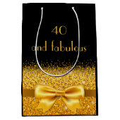 40 fantastische verjaardag zwart goud boog medium cadeauzakje (Voorkant)