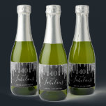 40 geweldige verjaardag zwarte glitter sparkle zil sparkling wijnetiket<br><div class="desc">Eenvoudig en elegant wijnlabel voor 40e verjaardag. Een klassieke zwarte achtergrond met faux zilveren glitterdruppels, een druppelvormig uitzicht. Met de tekst: 40 en geweldig. Pas een naam en een datum aan en voeg deze toe. Geboortedatum of -datum van de partij. Licht grijze tekst. Het woord Fabulous wordt geschreven met een...</div>
