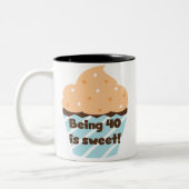 40 is Sweet Birthday T-shirts en cadeautjes Tweekleurige Koffiemok (Links)