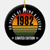 40 jaar oude cadeauretro 1982 Limited Edition 40th Keramisch Ornament (Achterkant)