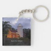 40 Mile Point Lighthouse, dubbelzijdige sleutelket Sleutelhanger (Achterkant)