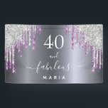 40 prachtige verjaardagsglans, paarse glitterglazu spandoek<br><div class="desc">Een trendy en glamoureus 40ste verjaardag. Een faux zilveren metaal, een folie vormende achtergrond met paarse en faux zilveren glitterdruppels, een verfdruppelaar. Met de tekst: 40 en geweldig. Pas een naam aan en voeg deze toe. Witte gekleurde tekst. Het woord Fabulous wordt geschreven met een modern handgeschreven stijlscript met letters...</div>