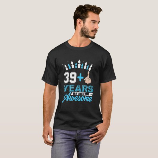 40e Birthday Gift Idea I Am 39 Plus Middle Finger T-shirt (Voorkant volledig)