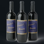 40e Birthday party marvy blue gold cheers name Wijn Etiket<br><div class="desc">Een 40e verjaardag voor hem, jongen, man in donkerblauwe, marineblauwe achtergrond. De blauwe kleur is ongelijk. Met een gouden lijst en gouden confetti sprinkle, gouden gekleurde letters. Tekst: Cheers! Pas een naam aan en voeg er gouden letters aan toe. De naam wordt geschreven met een modern handgeschreven stijlmanuscript met letters....</div>