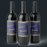 40e Birthday party marvy blue gold cheers name Wijn Etiket<br><div class="desc">Een 40e verjaardag voor hem, jongen, man in donkerblauwe, marineblauwe achtergrond. De blauwe kleur is ongelijk. Met een gouden lijst en gouden confetti sprinkle, gouden gekleurde letters. Tekst: Cheers! Pas een naam aan en voeg er gouden letters aan toe. De naam wordt geschreven met een modern handgeschreven stijlmanuscript met letters....</div>