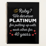 40e bruiloft Jubileum I - Ruby Funny Paar Planner<br><div class="desc">Leuk ontwerp, perfect voor iedereen die al 40 jaar getrouwd is en voor een huwelijksgelofte-vernieuwingsceremonie. Het is een geweldige bijpassende outfit voor koppels! Ruby? We verdienen platina voor het ophangen met elkaar voor 40 jaar citaat voor een paar dat 40 jaar geleden trouwde of een paar dat trouwgeloften hernieuwde op...</div>