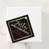 40e EN FABULOUS Label met zwarte gouden cadeaus op (In situ)