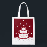 40e ruby bruiloft taart design boodschappentas<br><div class="desc">Gepersonaliseerde cadeautas voor bruiloft uit de 40e ruby bruiloft. Deze mooie tas is het perfecte cadeau voor een moeder of vrouw in haar 40ste huwelijksjaar. Dit ontwerp show een drielagige cake op een donkerrode achtergrond, omringd door hartblaadjes en bunting. De taart heeft ruimte voor de namen van de man en...</div>
