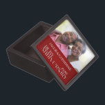 40e Ruby Jubileum Red Damask Foto Premium Bewaar Doosje<br><div class="desc">Een geweldig cadeauidee voor het 40e trouwdag-koppel,  allemaal in diepe rode demagogie met Ruby-Jubileum,  het jaar,  hun foto en de namen van het paar.</div>