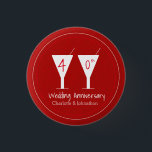 40e Ruby Wedding Jubileum cocktailglas Ronde Button 3,2 Cm<br><div class="desc">40e Ruby Wedding Jubileum badge met 2 cocktailglazen ontwerp. Perfecte gunsten voor een man en vrouw die een feest hebben om 40 jaar huwelijk te vieren. Bijpassende kaarten, flesetiketten en servetten zijn ook verkrijgbaar in dit moderne en trendy ontwerp. De getoonde namen en jubileum kunnen naar wens worden aangepast door...</div>