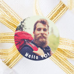 40e verjaardag aangepaste foto hallo 40 voor jonge ronde sticker<br><div class="desc">Sjabloon voor Uw foto.  Witte tekstbedekking: Hallo 40! Kromme tekst. Een sticker voor een 40ste verjaardagsfeestje voor hem.</div>